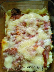 pastel de carne y patatas - pan uvas y queso