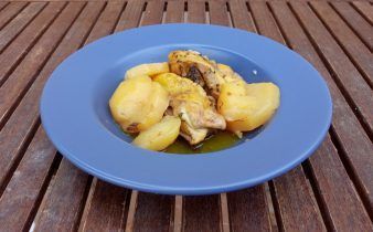 pollo con salsa al ajillo crockpot . pan uvas y queso