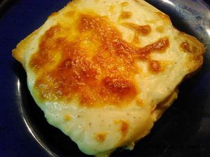 sandwich croque monsieur - pan uvas y queso