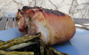 codillo de cerdo asado en crock pot - pan uvas y queso