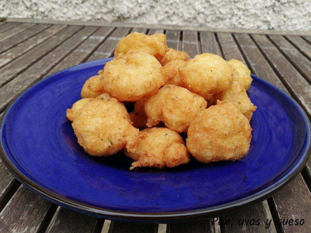 buñuelos de bacalao - pan uvas y queso - 2