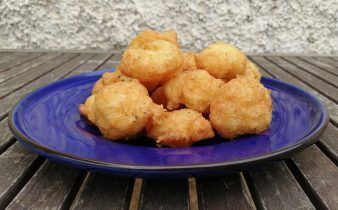 buñuelos de bacalao - pan uvas y queso