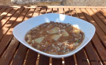 lentejas en crock pot - pan uvas y queso