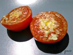 tomates asados al ajo - pan uvas y queso