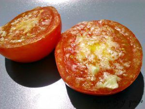 tomates asados al ajo - pan uvas y queso