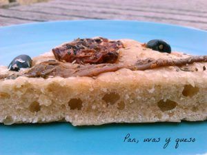 coca de anchoas - pan uvas y queso