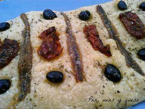 coca de anchoas y tomate - pan uvas y queso