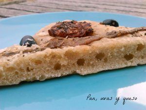 coca de anchoas - pan uvas y queso