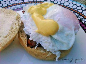 huevos benedict - pan uvas y queso