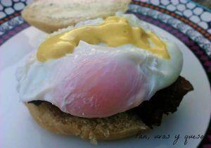 huevos benedict - pan uvas y queso