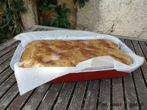 coca de llanda - pan uvas y queso