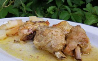 pollo guisado en crock pot - pan uvas y queso