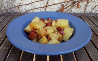 revueltillo de patatas con jamon en crock pot - pan uvas y queso
