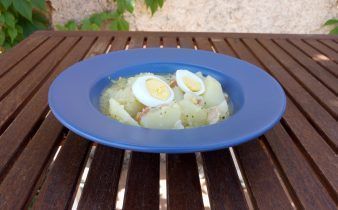 patatas a la alcorina - pan uvas y queso