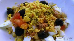 ensalada de garbanzos - pan uvas y queso