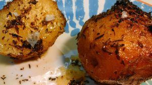patatas asadas con tomillo - pan uvas y queso