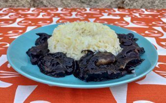 calamares en su tinta en crock pot - pan uvas y queso