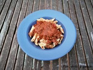 salsa boloñesa en crockpot - pan uvas y queso
