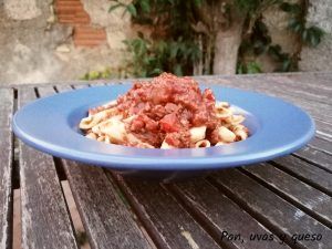 salsa boloñesa en crockpot - pan uvas y queso