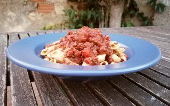 salsa boloñesa en crockpot - pan uvas y queso