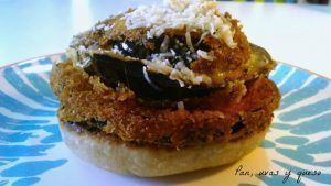 hamburguesa de berenjena - pan uvas y queso