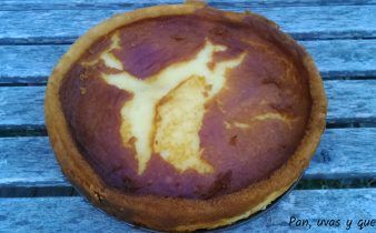 tarta cremosa de mascarpone - pan uvas y queso