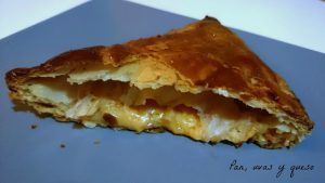 hojaldre relleno de bechamel - pan, uvas y queso