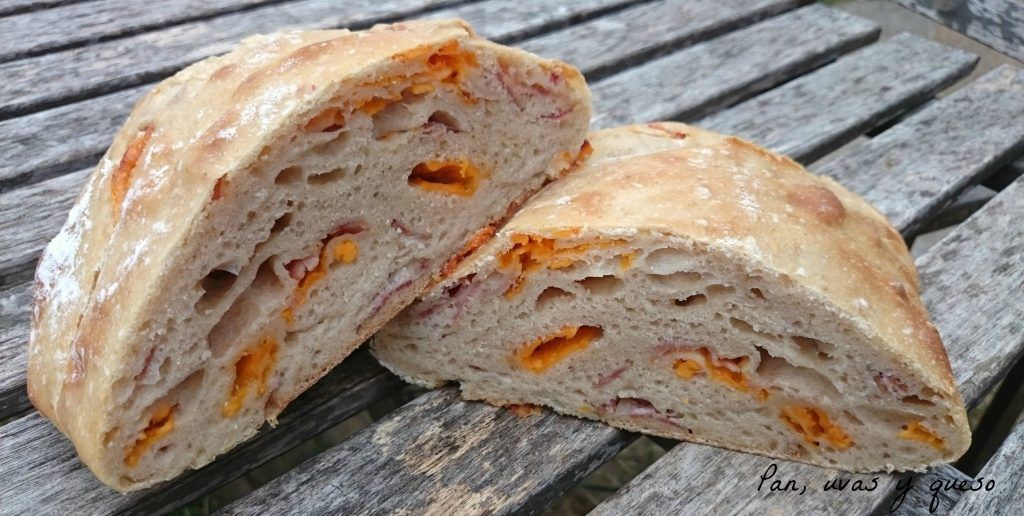 pan de bacon y queso - Pan, uvas y queso