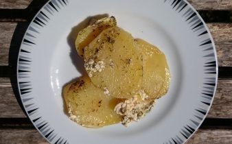 patatas a la crema de mostaza - pan uvas y queso