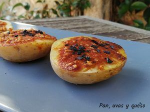 patatas abiertas - pan uvas y queso