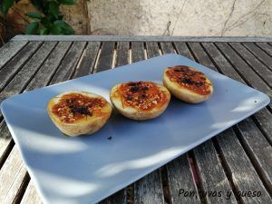 patatas abiertas - pan uvas y queso