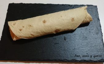 tortillas de trigo rellenas - pan uvas y queso