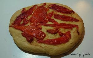 coca de pimientos - pan uvas y queso