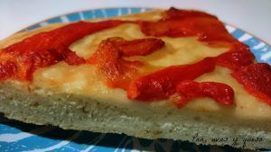 coca de pimientos - pan uvas y queso