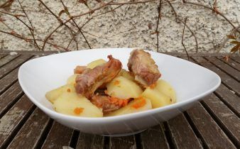 patatas guisadas con costillas en crock pot - pan uvas y queso