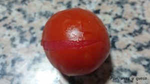 pelar tomates facilmente - pan uvas y queso
