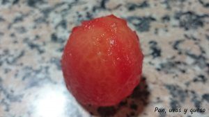 pelar tomates facilmente - pan uvas y queso