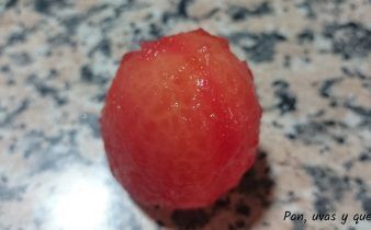pelar tomates facilmente - pan uvas y queso