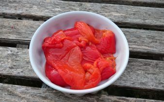 pimientos asados en crock pot - pan uvas y queso