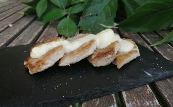 solomillo de cerdo con salsa de queso - pan uvas y queso