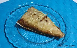 ventresca de bonito al horno - pan uvas y queso