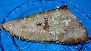 ventresca de bonito al horno - pan uvas y queso