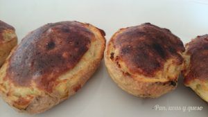 patatas rellenas de queso - pan uvas y queso