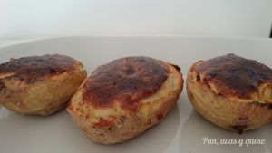 patatas rellenas de queso - pan uvas y queso