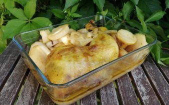 muslos de pollo con salsa crockpot - pan uvas y queso