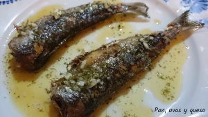 sardinas en salsa verde - pan uvas y queso