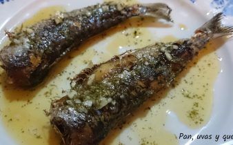 sardinas en salsa verde - pan uvas y queso