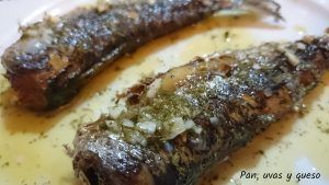 sardinas en salsa verde - pan uvas y queso - 1