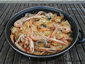 Arroz a la marinera - pan uvas y queso