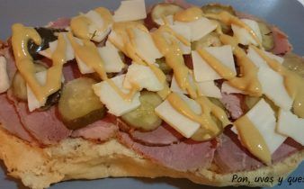 bocadillo de pastrami - pan uvas y queso